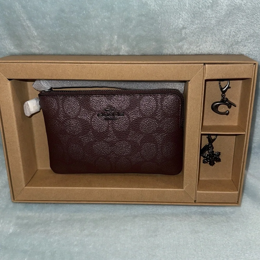 Coach corner zip